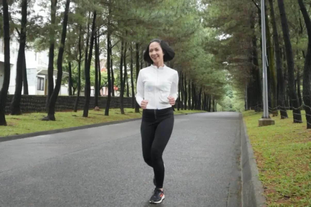 wanita sedang jogging di lingkungan opus park wanita sedang jogging di lingkungan opus park
